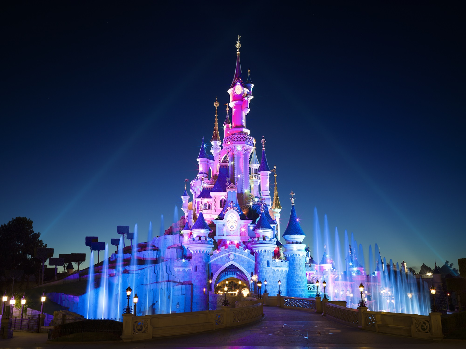 Disneyland sáng đèn về đêm