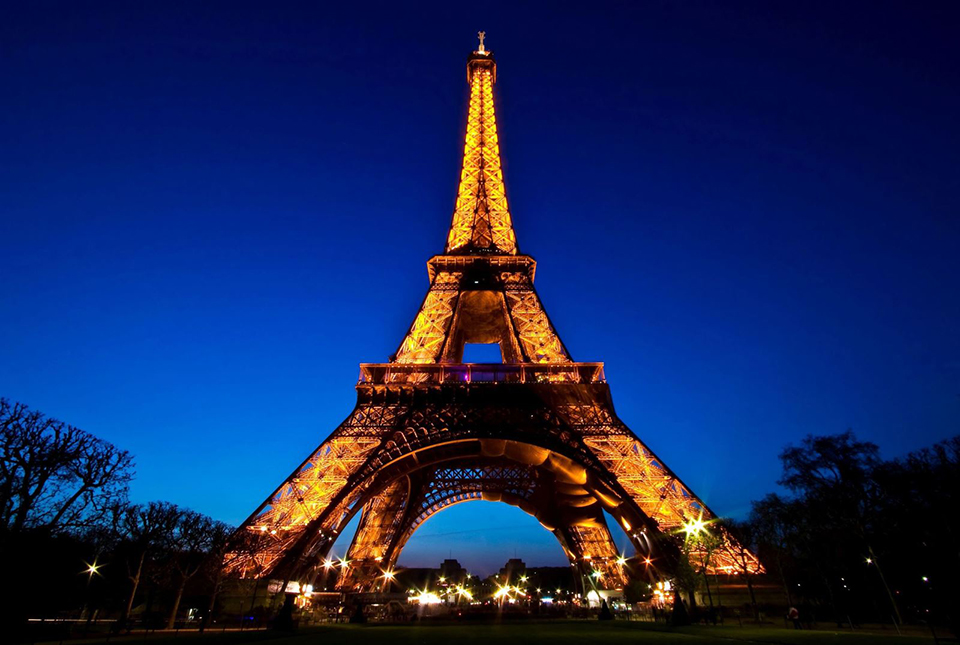 Tháp Eiffel sáng đèn về đêm