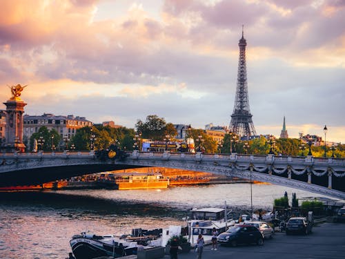Cảnh buổi chiều hoàng hôn thành phố ở Paris