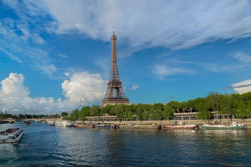 Phong cảnh Tháp Eiffel dưới trời xanh