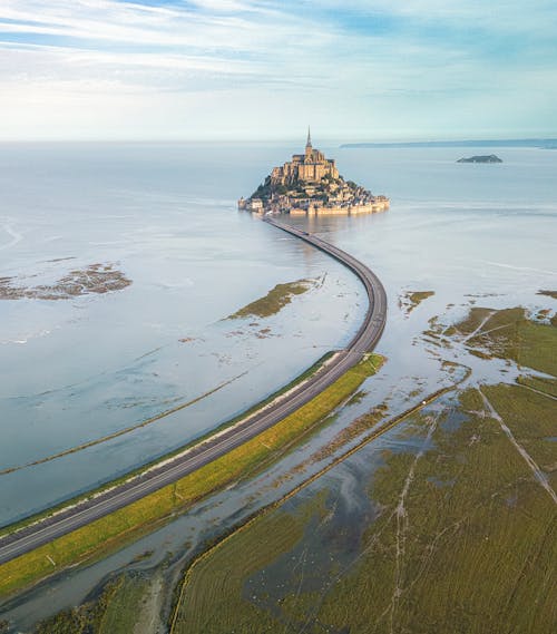 Con đường tuyệt đẹp dẫn tới Mont Saint-Michel, Pháp
