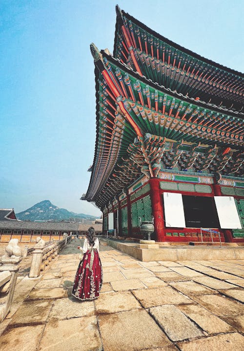 Hình ảnh cô gái ở Cần Chính điện