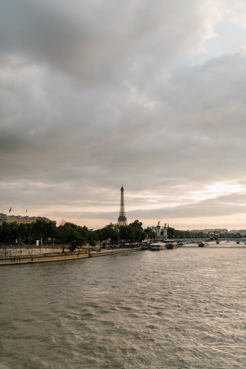 Chiều âm u trên bờ sông Seine