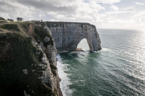 Vách đá trắng Etretat ở Pháp