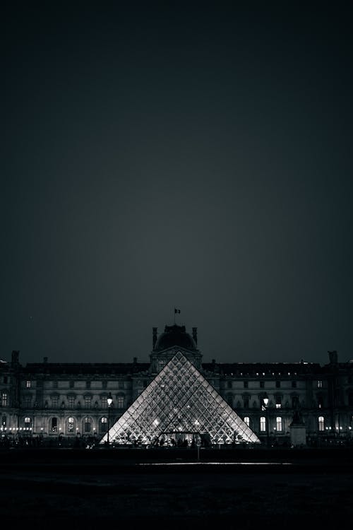 Bảo tàng kim tự tháp kính Louvre vào ban đêm