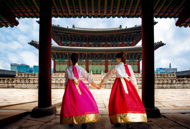 Hình ảnh 2 cô gái mặc Hanbok