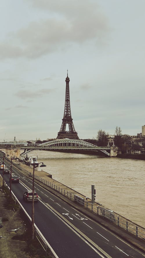 Cây cầu bắc qua sông Seine trong thành phố ở Pháp
