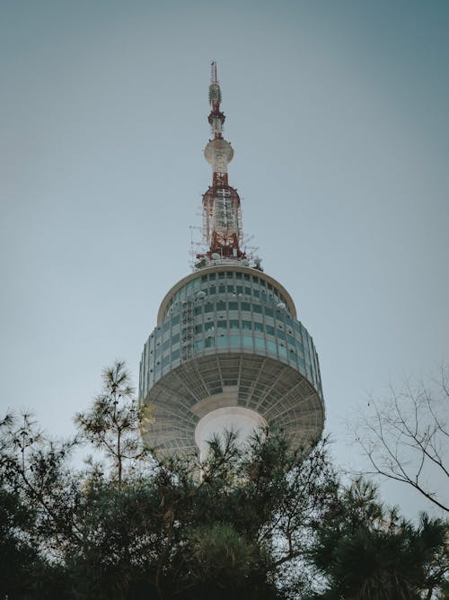 Đài quan sát nằm ở núi Namsan ở trung tâm thủ đô Seoul, Hàn Quốc - N Seoul Tower