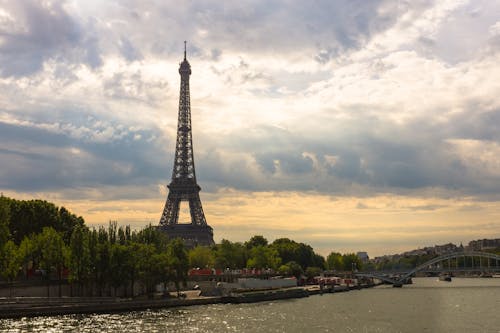 Phong cảnh bên sông của thành phố Paris, Pháp