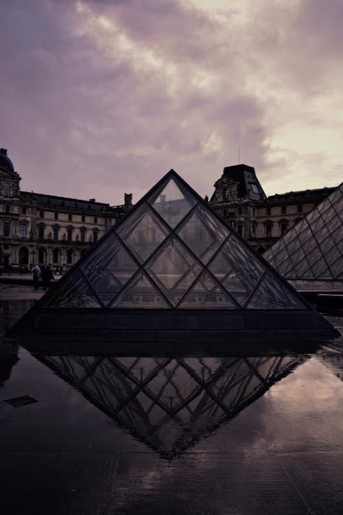 Kim tự tháp kính nhở ở Viện bảo tàng Louvre, Pháp