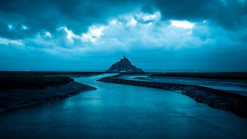 Con đường dẫn đến Mont Saint Michel về đêm