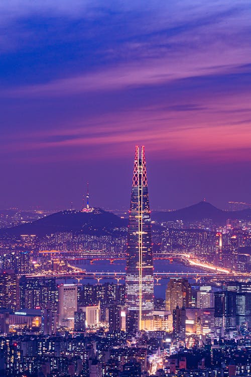 Lotte World Tower vào chiều tối 
