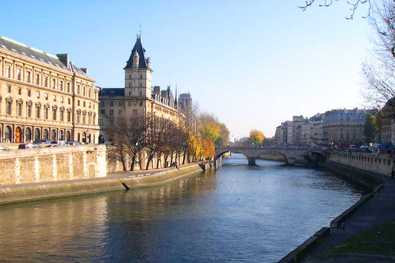 Sông Seine con sông chảy qua thành phố Pari