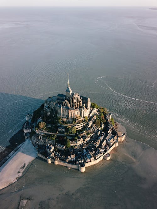 Ảnh chụp từ trên cao Mont Saint Michel - một xã đảo ở Pháp