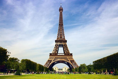 Hình ảnh Tháp Eiffel dưới trời trong xanh